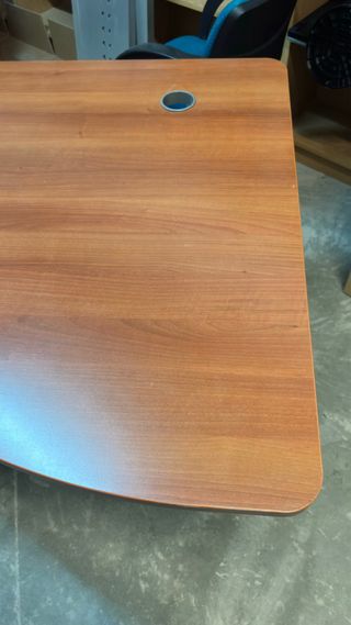 Scrivania da ufficio con cassettiera