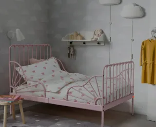 Cama infantil rosa IKEA con colchón