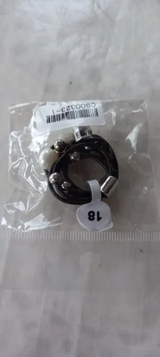 Anillo con perlas y cristal