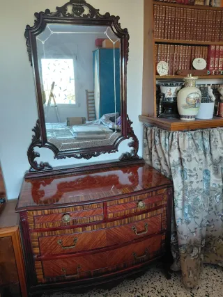 Dormitorio antiguo madera y tela