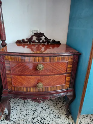 Dormitorio antiguo madera y tela