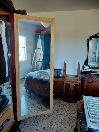 Dormitorio antiguo madera y tela