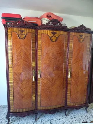 Dormitorio antiguo madera y tela