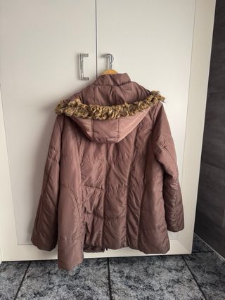 Chaquetón marrón con capucha