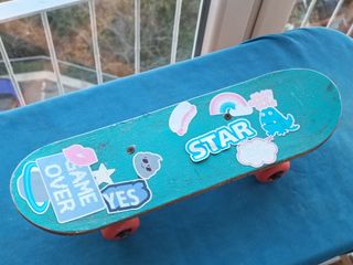 Skateboard per ragazzi con adesivi