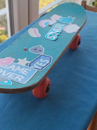 Skateboard per ragazzi con adesivi
