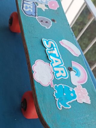 Skateboard per ragazzi con adesivi