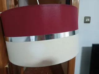 Lámpara de tela beige y roja