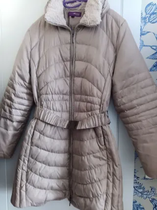 Plumífero Nicci beige con capucha