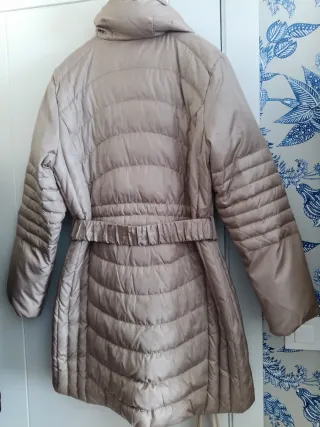 Plumífero Nicci beige con capucha