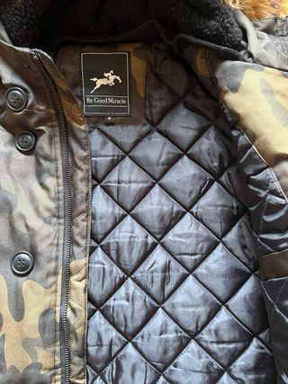 Chaqueta camuflaje con pelo capucha