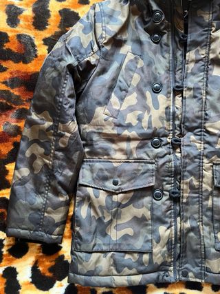 Chaqueta camuflaje con pelo capucha