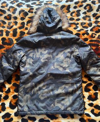 Chaqueta camuflaje con pelo capucha