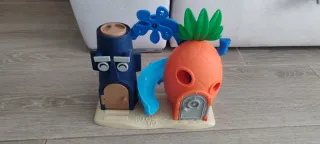 Piña y Casa Bob Esponja con tobogán