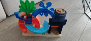 Piña y Casa Bob Esponja con tobogán