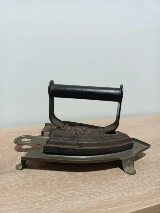 Plancha antigua de hierro con soporte