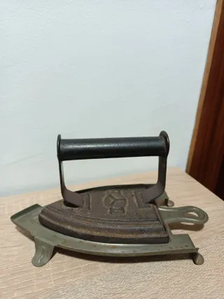 Plancha antigua de hierro con soporte