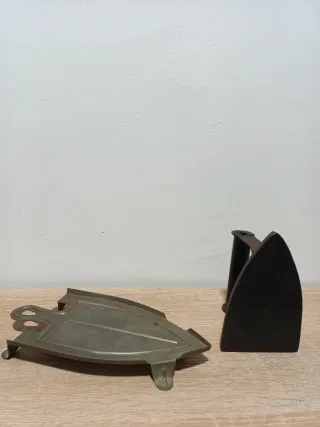 Plancha antigua de hierro con soporte