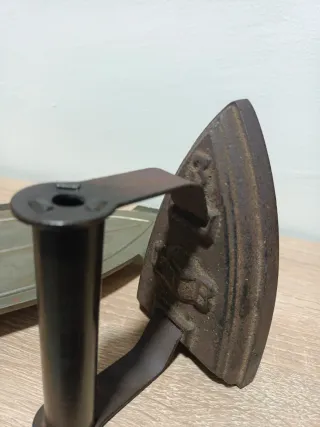 Plancha antigua de hierro con soporte