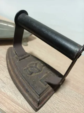 Plancha antigua de hierro con soporte