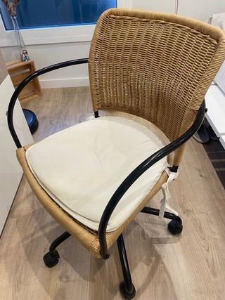 Silla de oficina con ruedas y mimbre