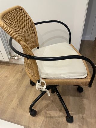 Silla de oficina con ruedas y mimbre