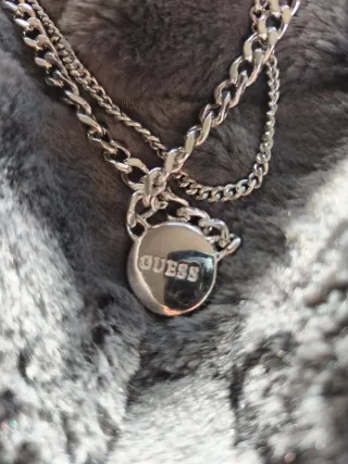 Collar Guess doble cadena con medallón