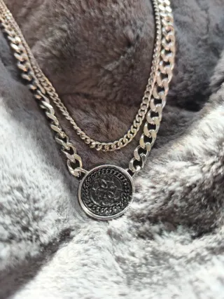 Collar Guess doble cadena con medallón