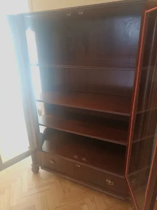 Vitrina de madera con puertas de cristal