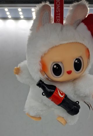 LABUBU Peluche Blanco con Gorro Rojo y Coca-Cola