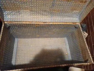 Baúl de madera y metal