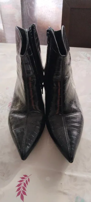 Botines negros efecto piel