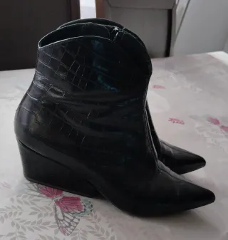 Botines negros efecto piel