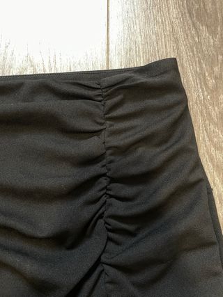 Falda negra ajustada con fruncido