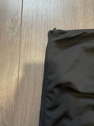 Falda negra ajustada con fruncido