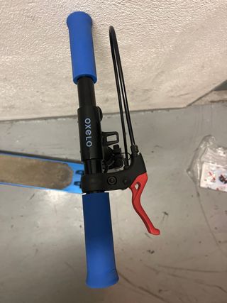 Patinete OXELO azul con ruedas rojas