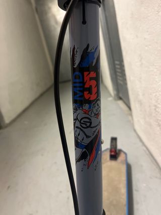 Patinete OXELO azul con ruedas rojas