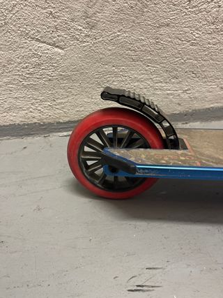 Patinete OXELO azul con ruedas rojas