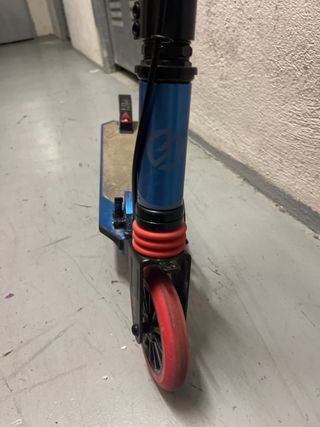 Patinete OXELO azul con ruedas rojas