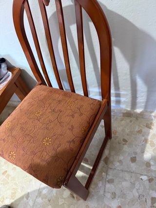 Sillas de madera con asiento tapizado