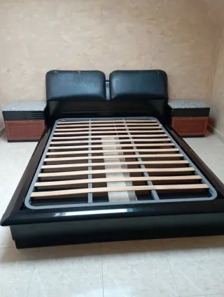 Cama doble con 2 mesitas de noche