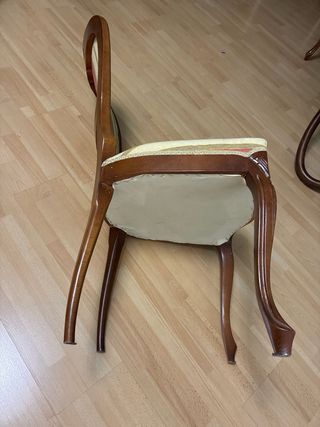 Sillas clásicas de madera y tela