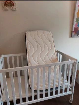 Cuna madera blanca con ruedas y colchón