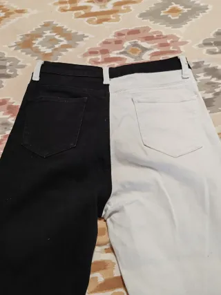 Pantalón tejano con una pierna de cada color