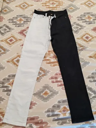 Pantalón tejano con una pierna de cada color