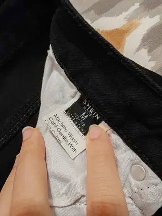 Pantalón tejano con una pierna de cada color