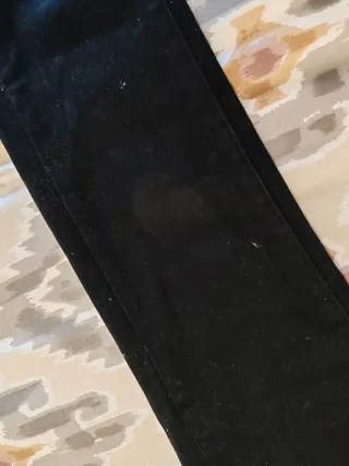 Pantalón tejano con una pierna de cada color