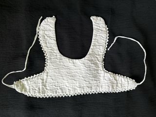 Babero vintage blanco con encaje
