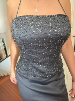 Vestido de fiesta gris con pedrería