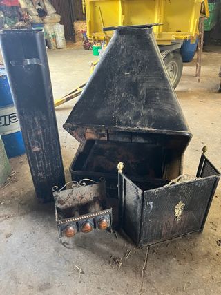 Chimenea de hierro negra y dorada